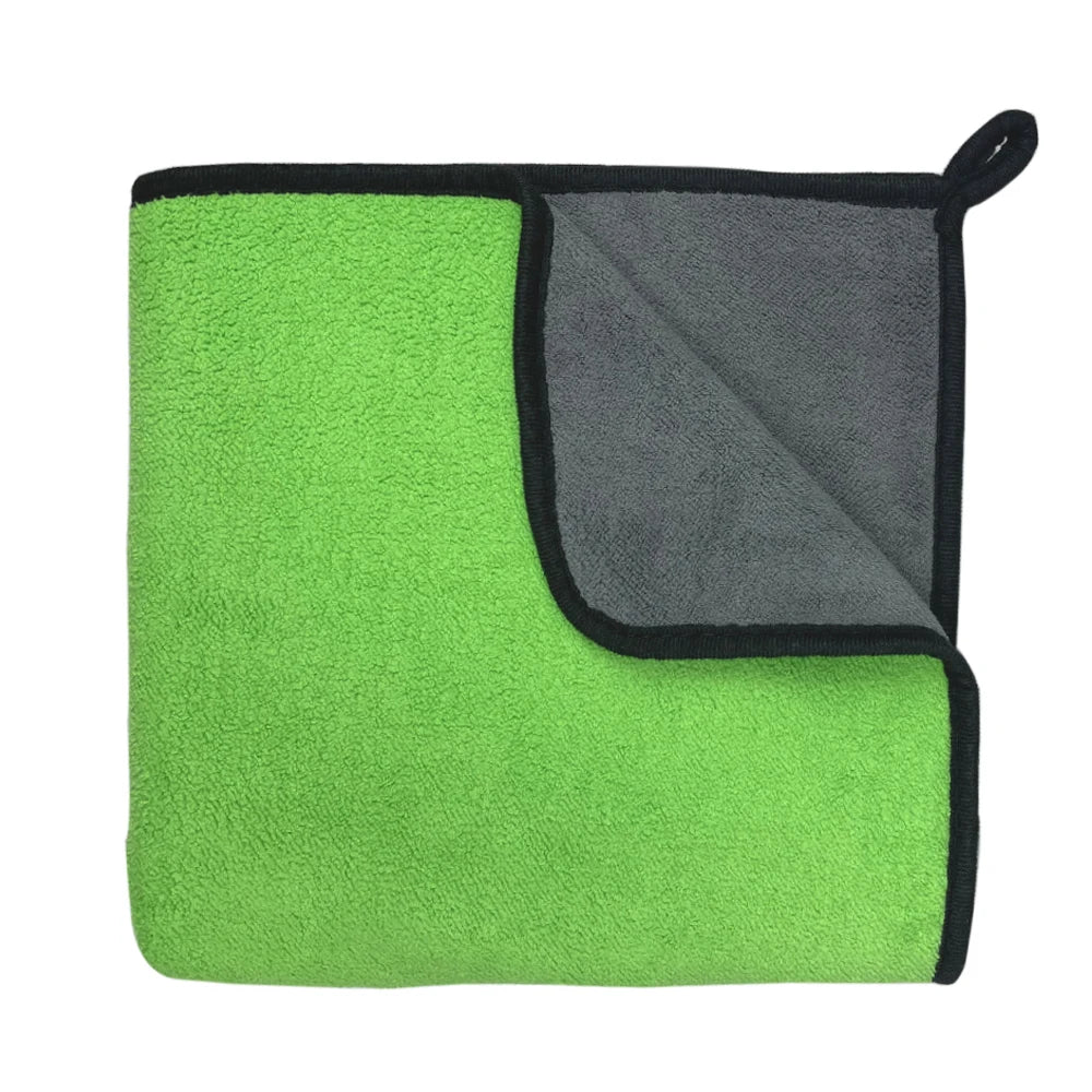 Green Quick-Dry Pet Bath Towel for Dogs & Cats, crafted from soft, absorbent fibers to efficiently dry your pet after baths, ensuring comfort and warmth